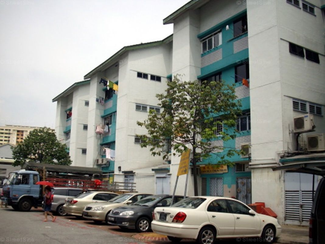 Eunos 厨房器具：齐全 (kitchen equipment included) 可以用来做面档生意 (welcome noodle stall) 优势：（Advantages:） 黄金地段：位于驾校隔壁，客流量大，人气旺盛 （Prime location: Located at opposite of Driving Center with high foot traffic and popularity） 租金优惠：价格实惠，性价比高 ,不用购买任何厨房设备，Affordable ren