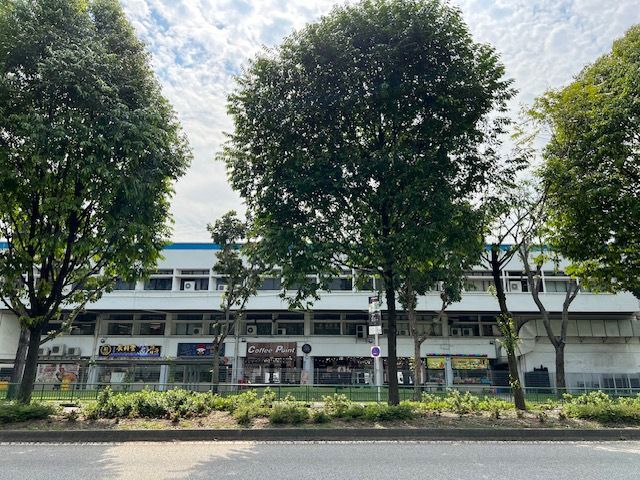 foodstalls in coffeeshop facing main road