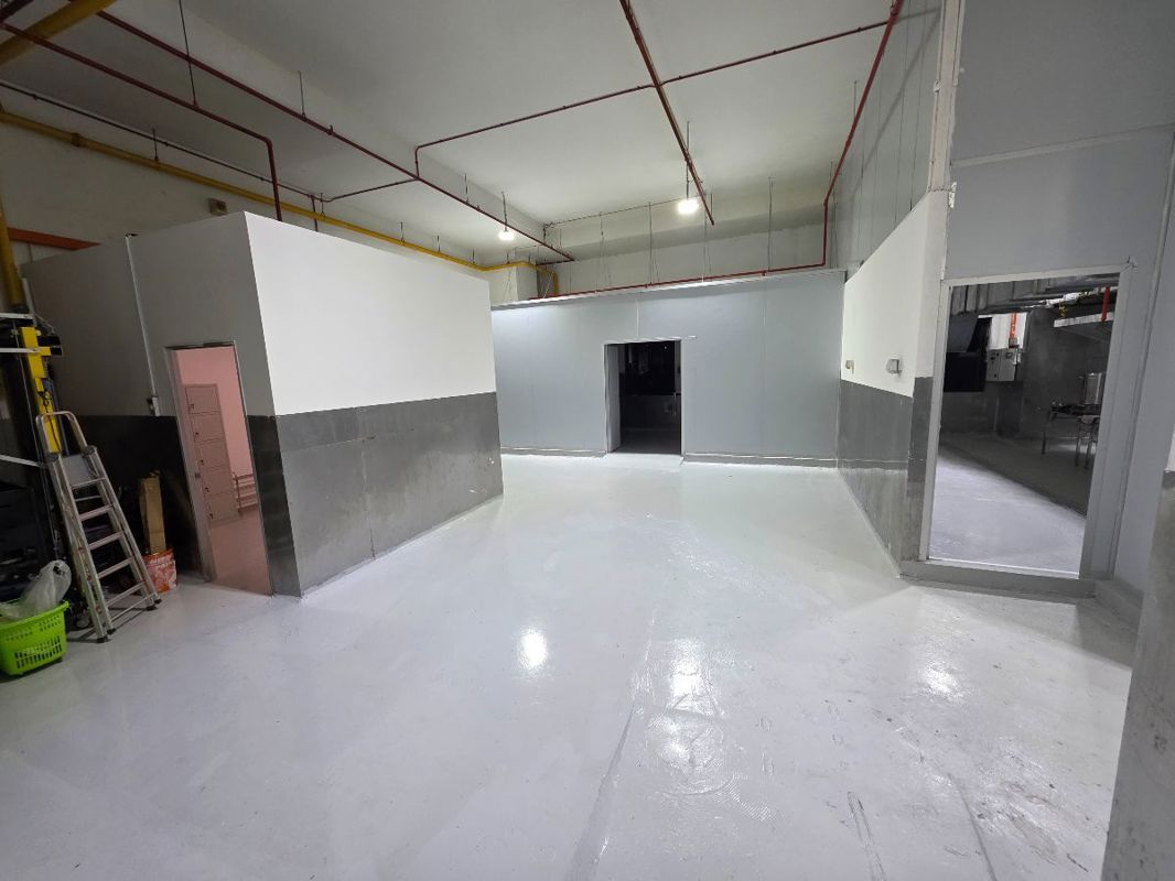 中央厨房制造业执照180平转让Central kitchen manufacturing license, 180 square meters, for sale.