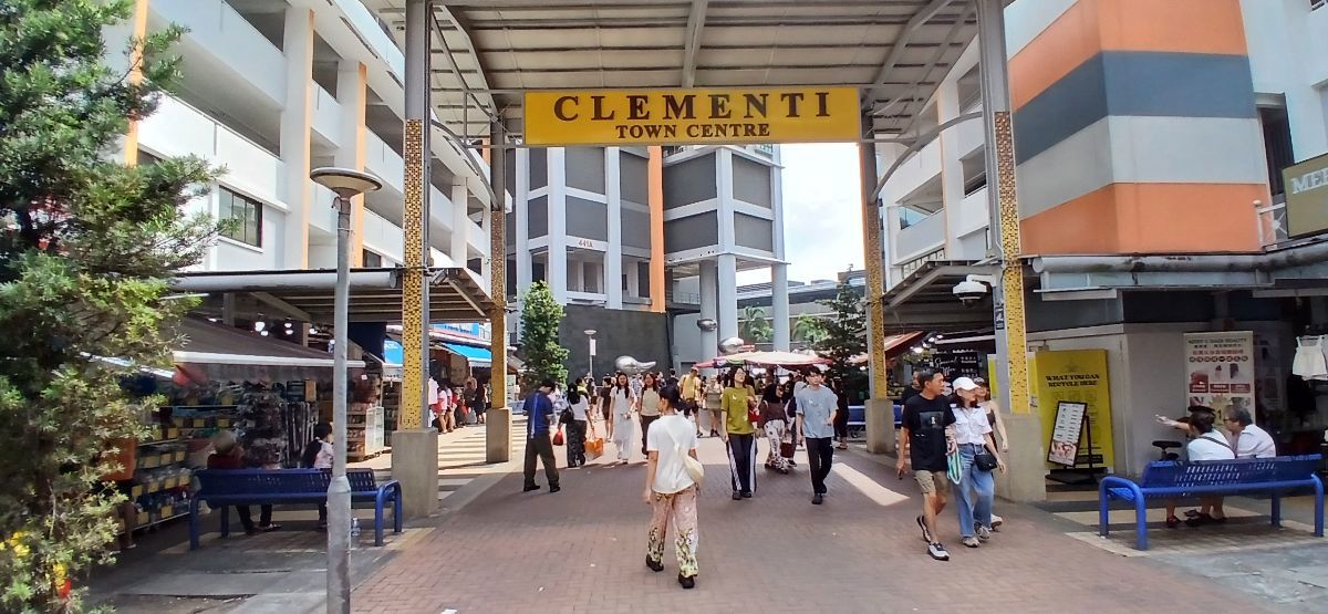 Good crowd 442 Clementi food stall to let.