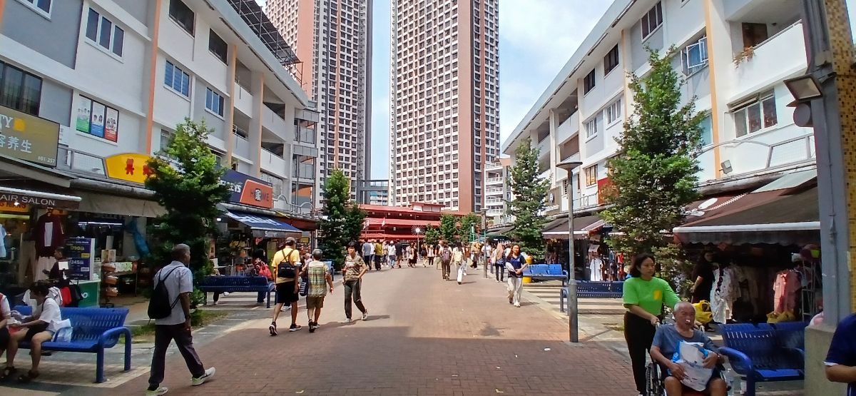 Good crowd 442 Clementi food stall to let.