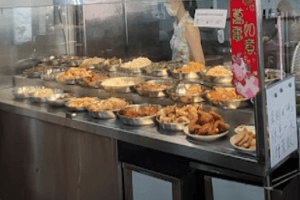 ✅附近多座工业宿舍村 ✅稳定用餐客人 ✅通风凉爽 ✅摊位整洁 ✅已设有吸油烟机 ✅水摊稳定盈利超过$10k ✅座位整齐 ✅现有包厢2间 ✅足够停车位