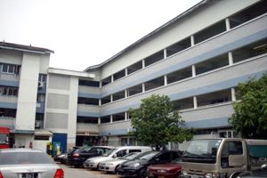 ✅ High daily foot traffic from nearby residents and facilities ✅ Great frontage facing the main event space ✅ Part of integrated hub – includes CC, library, SportsSG, PA & more ✅ Halal-certified food court – halal operators only ✅ Suitable for various cuisines – minimal setup required! 📍 Location: Heartbeat@Bedok ❄️ Fully Air‑Conditioned Food Court